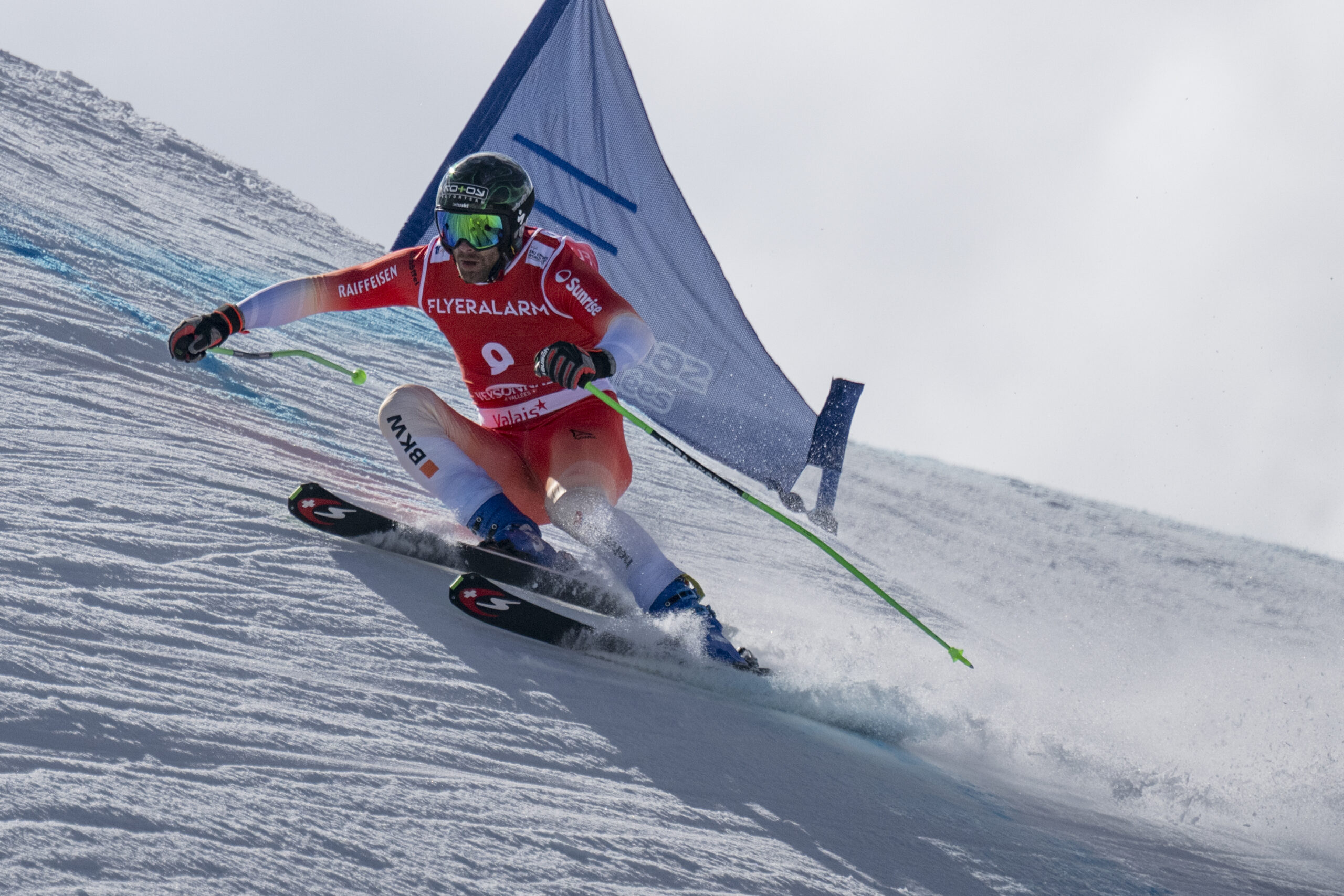 Jonas Lenherr quelques instants avant sa chute lors des qualifications 2024 à Veysonnaz. Le skieur helvétique allait connaître ensuite une longue pause avant de revenir à la compétition.