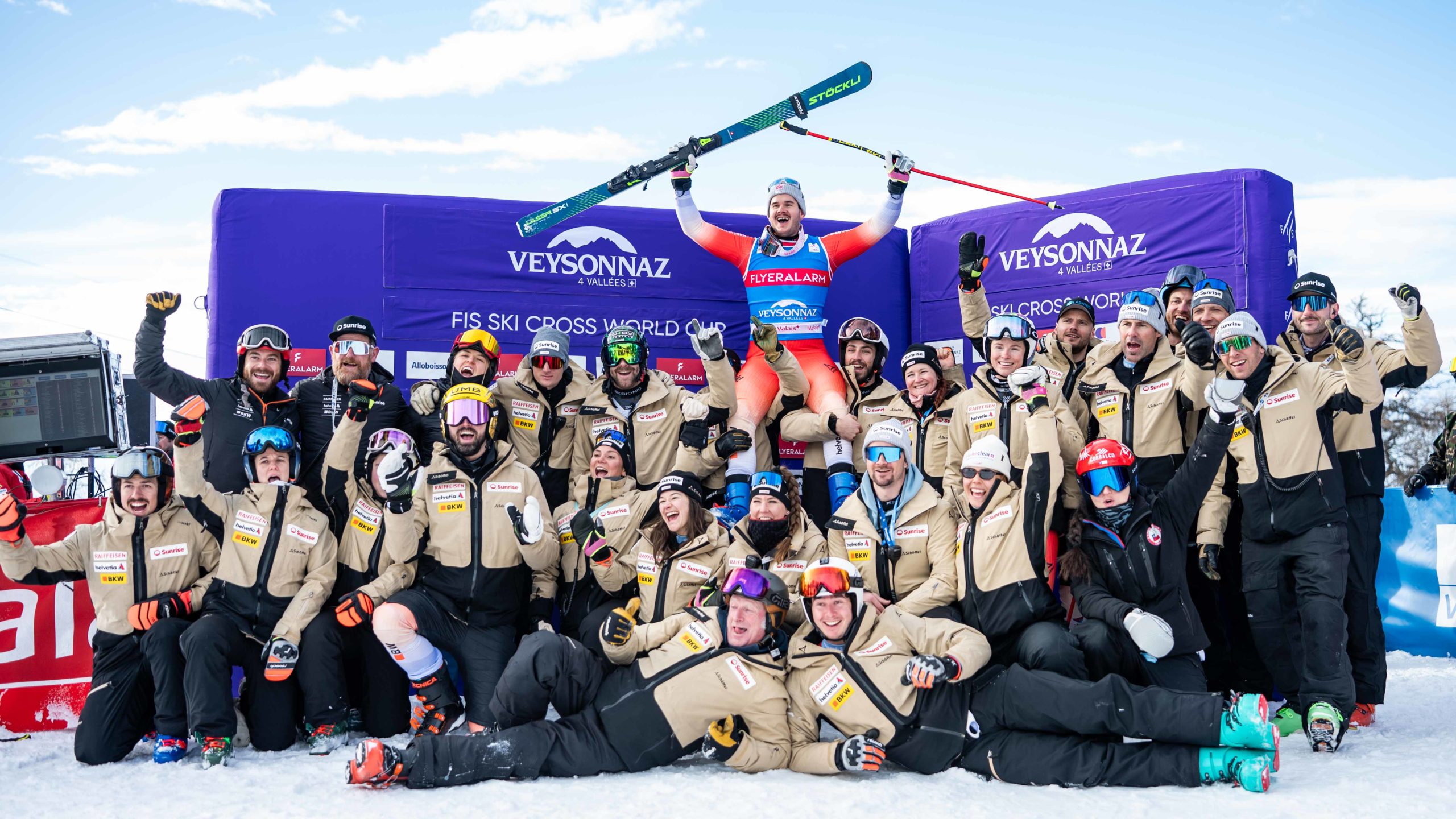 Des membres de l’équipe suisse célèbrent ensemble en portant un skieur à Veysonnaz.
